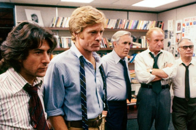 La historia relata, cómo a través de cubrir una simple audiencia en un juzgado, el periodista Robert Woodward (Robert Redford) descubre que hay agentes de la Agencia Central de Inteligencia (CIA).