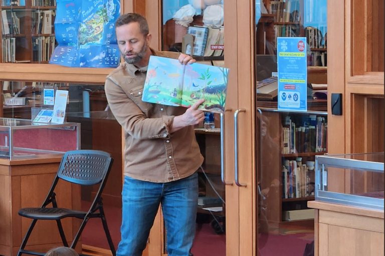 El libro de Cameron se publicará a través de Brave Books, una editorial de valores de literatura infantil.