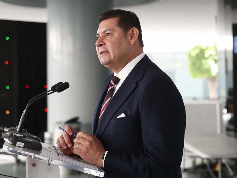 La ministra Piña, que ha estado bajo el ataque de todo el Gobierno Federal, aprovechó para expresar su indignación por las expresiones del legislador.