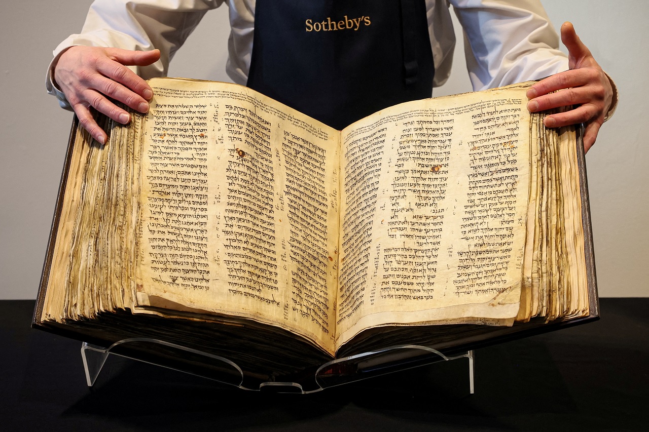 El precio de la venta supera a la anterior Biblia, que fue vendida en 30,8 millones de dólares del manuscrito Codex Leicester de Leonardo da Vinci en 1994.