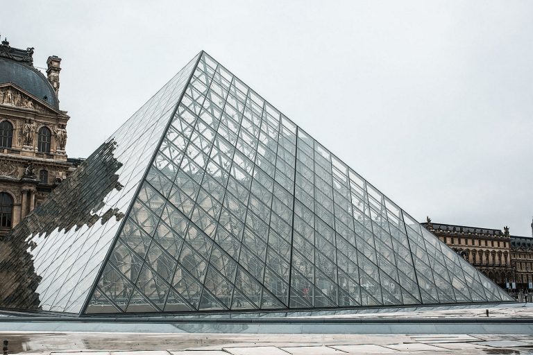 A diferencia del Código da Vinci donde el conflicto se da “al interior” de la Iglesia Católica, la saga de Harry Potter sale del ambiente institucional.