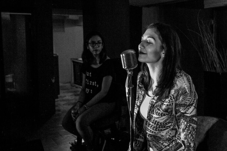 é que como cristianos, debemos aprender a estudiar nuestro mercado y hacia dónde vamos dirigidos con nuestra música.