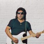 Charly estaba tranquilo. Nos invitó a echar un palomazo con rolas de Deep Purple, de Los Doors. Tocaba su Fender blanca y disfrutaba el momento.