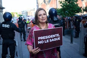 Pese a los gritos de los grupos de choque de Morena apostados en la Suprema Corte de Justicia de la Nación (SCJN) que gritaban, se abrió paso.