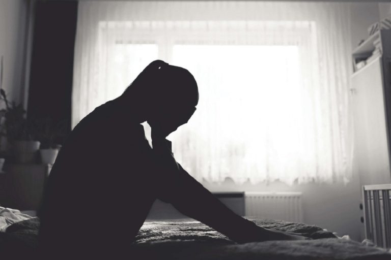 La persona que piensa suicidarse puede intentar reprimir sus sentimientos porque le avergüenzan o le hacen sentir culpable.