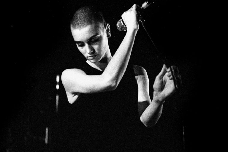 Fue abucheada por romper una foto del Papa Juan Pablo II durante su actuación en el programa Saturday Night Live.