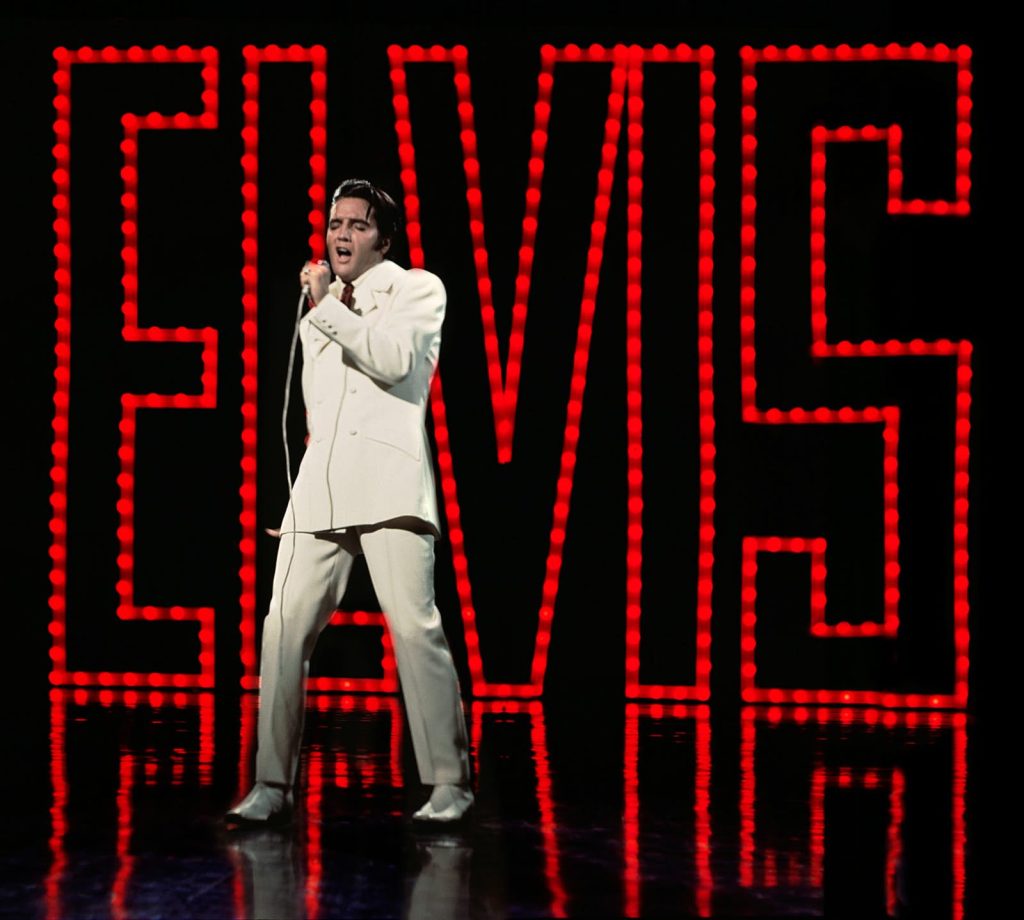Elvis on stage 2acab895fc16