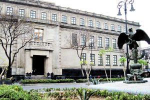 El Tribunal Colegiado negó el amparo porque la renta de inmuebles no es comercio, al no estar dentro del artículo 75 del Código de Comercio.