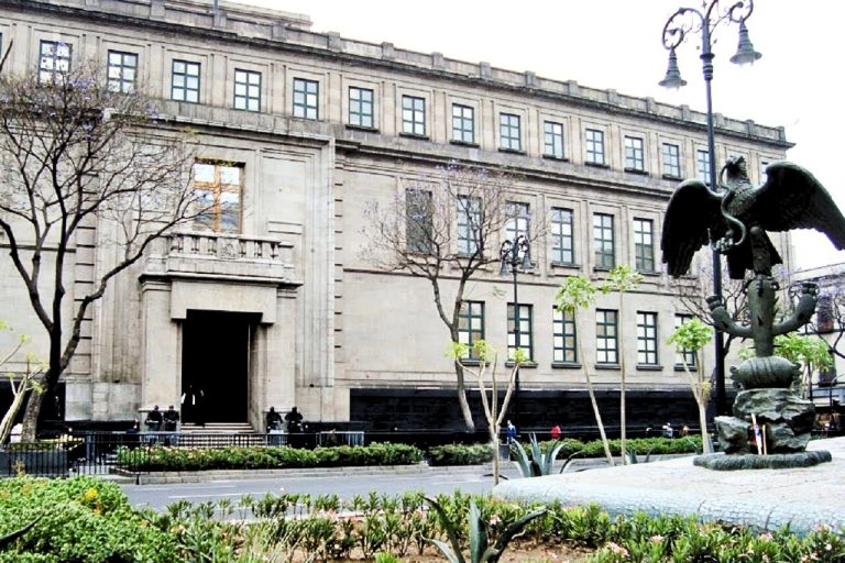 El Tribunal Colegiado negó el amparo porque la renta de inmuebles no es comercio, al no estar dentro del artículo 75 del Código de Comercio.