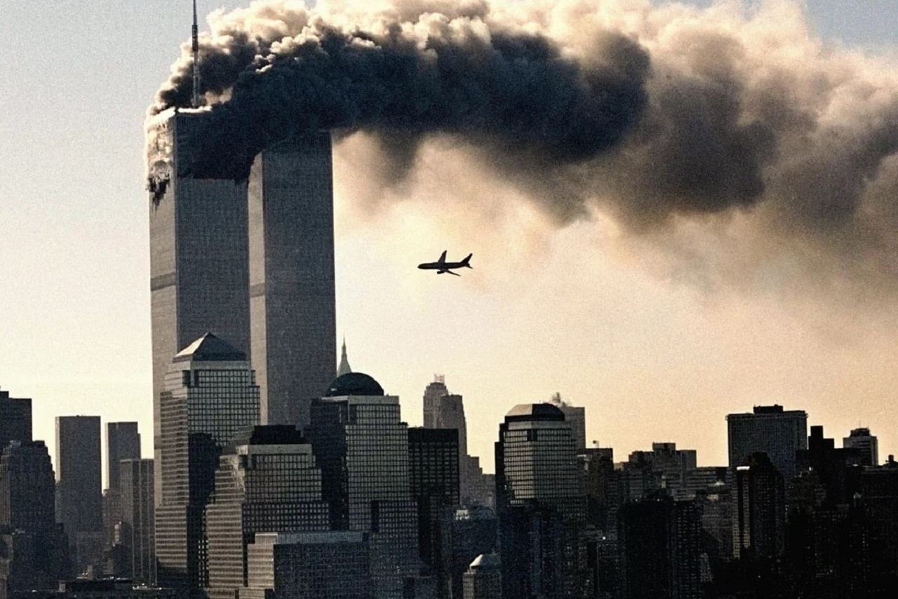 Los aviones secuestrados, el 11 de American Airlines y el 175 de United Airlines, fueron estrellados en las torres norte y sur, con lo que se creó un ambiente de pánico a nivel mundial.