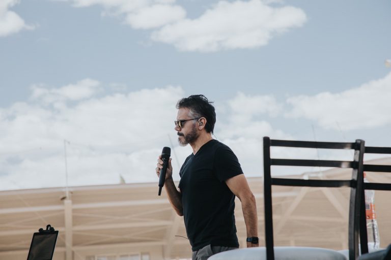 Recientemente, Romero, como en otras ocasiones, ha levantado muchas críticas cuando en sus redes sociales se declaró a sí mismo como “terrenal”.