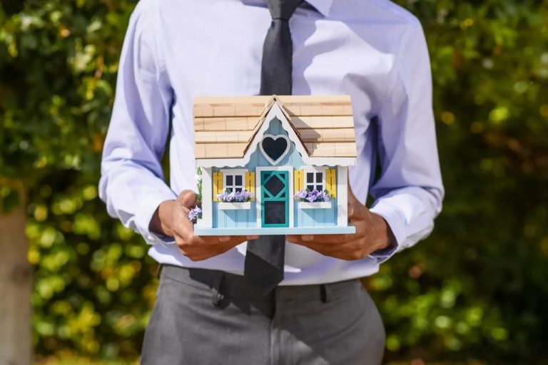 Aquí, el dueño original otorga la cesión de derechos a otra persona que adquirirá el compromiso de pagarla.