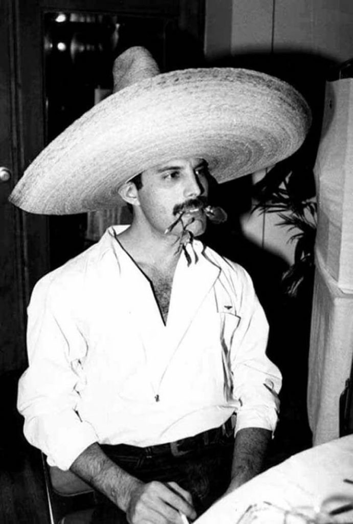 Freddie Mercury con sombrero mexicano