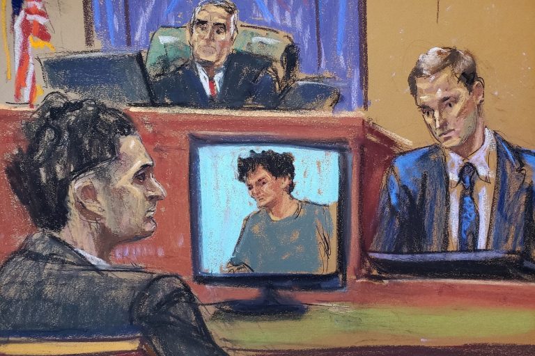 Pero solo menos de dos años después, su arribo al tribunal federal el día de ayer, dio inicio a una larga batalla judicial de seis semanas.