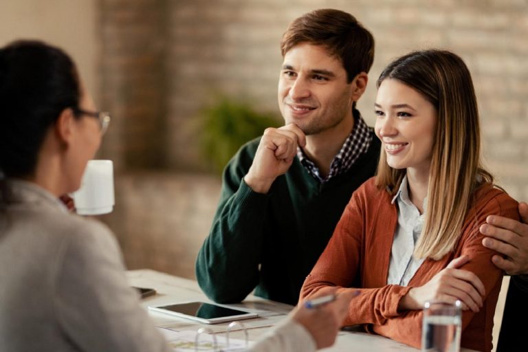 Dichos honorarios se pagan generalmente en la firma de la escritura de compraventa; es decir, cuando se formaliza la transacción y se realiza la transferencia.