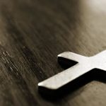 Tampoco recomendamos que veas películas de terror, que no frecuentes a brujos, que renuncies a la lectura de cartas, a la invocación de muertos, y a cosas semejantes.