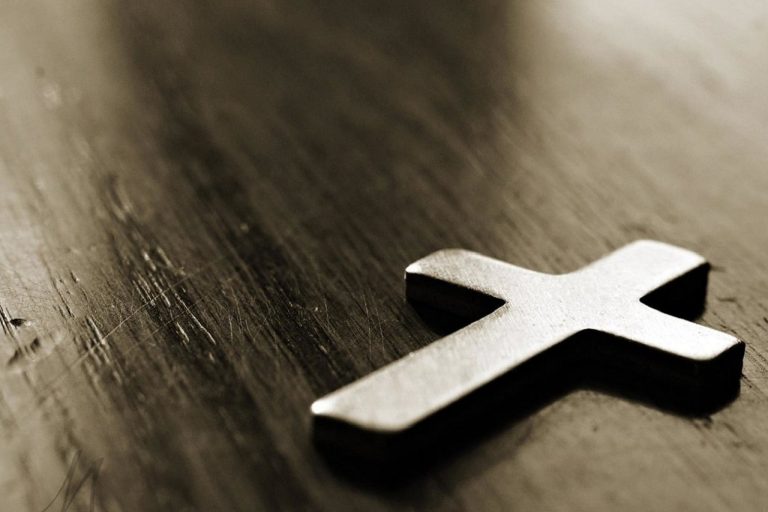 Tampoco recomendamos que veas películas de terror, que no frecuentes a brujos, que renuncies a la lectura de cartas, a la invocación de muertos, y a cosas semejantes.