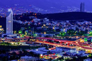 Para el trabajo se utilizaron precios pedidos por los vendedores tomados de los sitios web más utilizados en 14 ciudades de 9 países de América Latina.