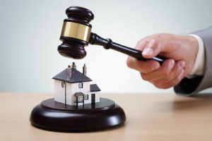 El banco busca recuperar parte o la totalidad de la deuda pendiente a través de la venta de estas propiedades.