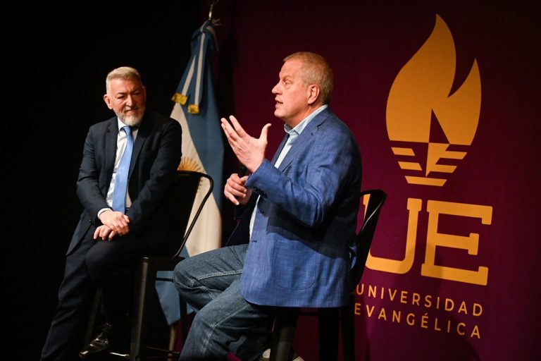 El edificio cuenta con 10 aulas, un auditorio para 250 personas, aula magna y estudio de radio, aunque las inscripciones aún no están abiertas.