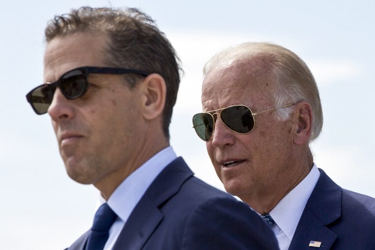 Entre los escándalos de Hunter destacan diversas filtraciones en donde aparece dormido con una pipa de crack en la boca, con prostitutas, desnudo y con la cara desencajada.