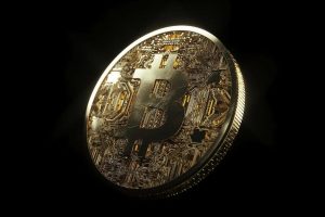 La criptobursalitización podemos definirla como este nuevo proceso que permite la comercialización de activos digitales o criptoactivos los cuales se encuentran respaldados con un activo real.