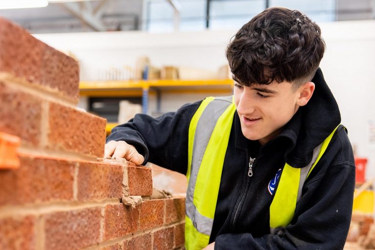 Al obtener alguno de estos productos de crédito de Infonavit se te entregarán dos tarjetas.