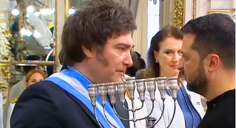 La Menorá es la de 9 brazos o también llamada Januquiá o Hanukkiah, donde se encienden nueve velas.