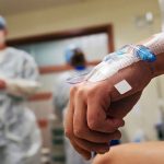 Según se estipula en la “Norma Interna para residentes” que se elaboró el 4 de marzo de 2020, la portación de medicamentos para agilizar la salvaguarda de pacientes no está especificada.