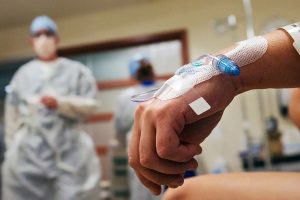 Según se estipula en la “Norma Interna para residentes” que se elaboró el 4 de marzo de 2020, la portación de medicamentos para agilizar la salvaguarda de pacientes no está especificada.