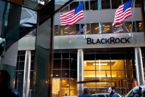 Llama la atención que el villano, Gary Gensler, fue el que dio el voto de confianza a los 11 ETF que tradean (negociar) el ETF de Bitcoin.