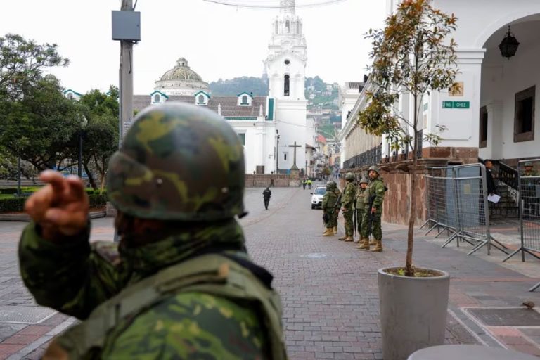Los atacantes entraron por la recepción de Gamavisión, agredieron al personal y dejaron dinamita detrás, dijo a Reuters el coordinador de noticias de TC y reportero Leonardo Flores Moreno.