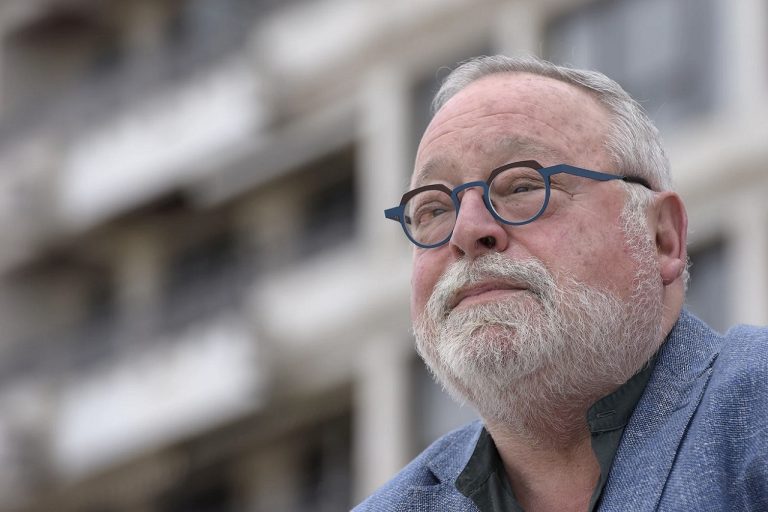 “No hace falta decir que la estupidez política no es monopolio de la izquierda”, afirma el escritor.