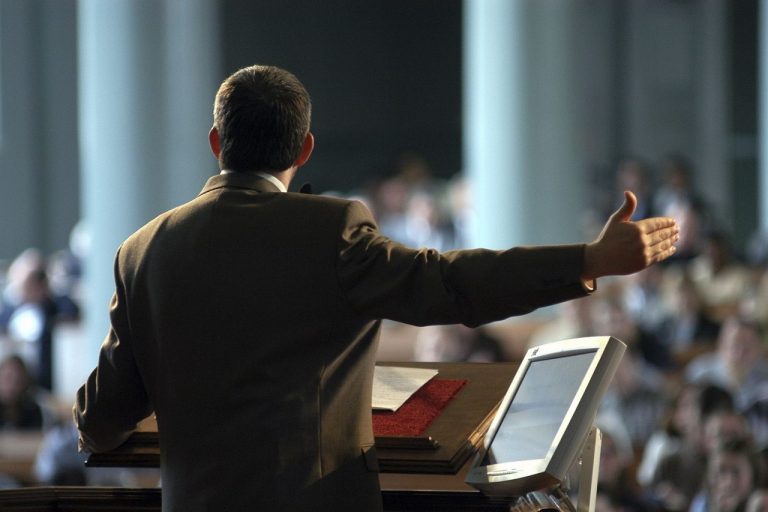 Desde la “acera de enfrente”, las iglesias evangélicas no acostumbran elaborar programas institucionales a largo plazo y tienen estrategias referidas a cuestiones inmediatas y operativas.