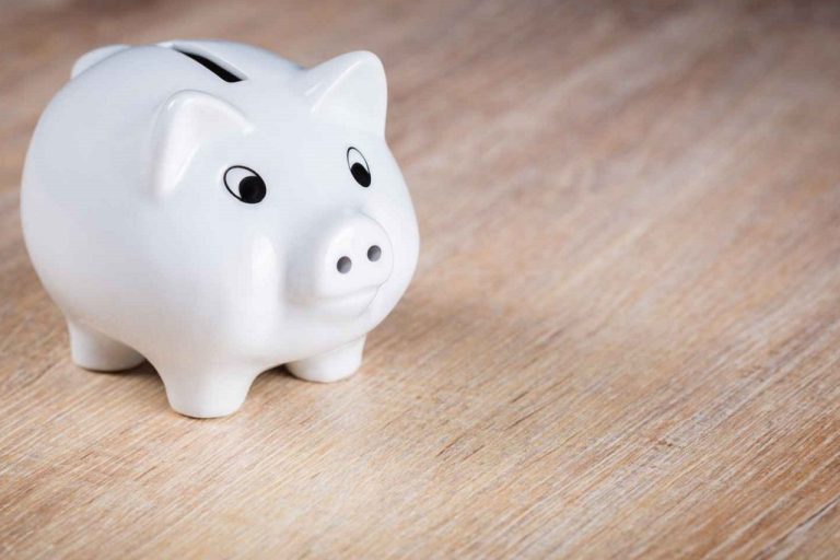 Puedes comprar una casa aprendiendo a manejar tus finanzas y guardando todo el dinero que puedas, con mucha paciencia y perseverancia.