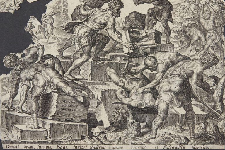 Mientras el pastor bautista de la Iglesia Monte Sion destroza las imágenes, se oye el asombro de las personas de la congregación.