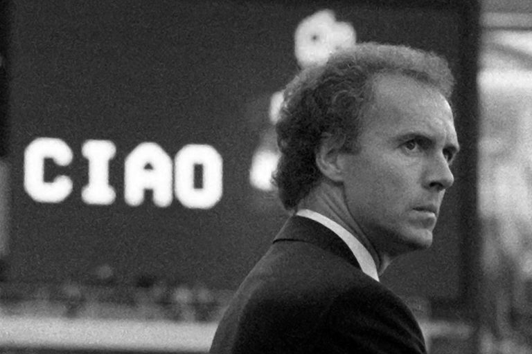 Jugó 103 partidos internacionales oficiales, marcando 14 goles, entre 1965 y 1977, y en la Bundesliga disputó 424 partidos, con 44 goles.