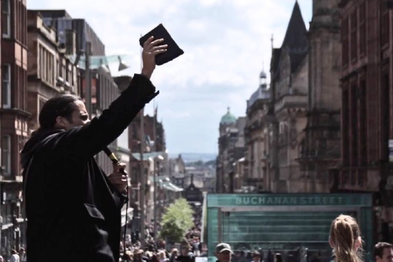 Según un despacho de Christianitu Today, también está la labor de la revista VAMOS, que desde 1984 publica artículos, testimonios y noticias sobre misiones.