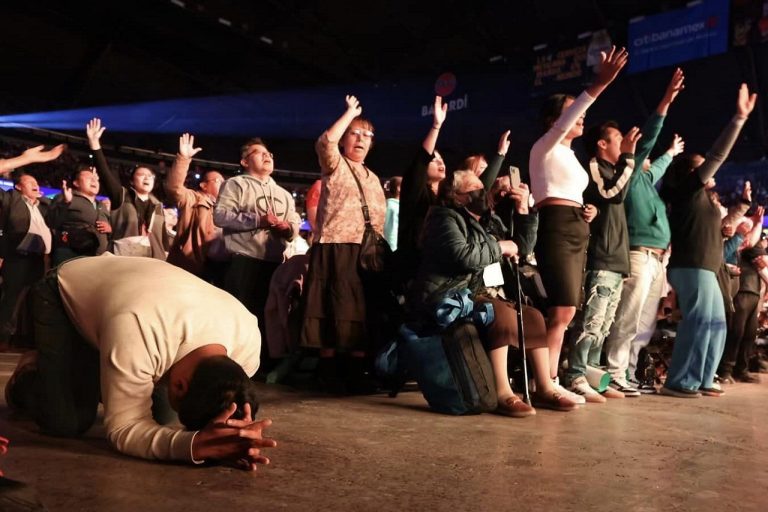 La Biblia dice que Manasés “oró al Señor, y él escuchó sus súplicas. Así Manasés reconoció que solo el Señor es Dios”. (2 Crónicas 33:13).