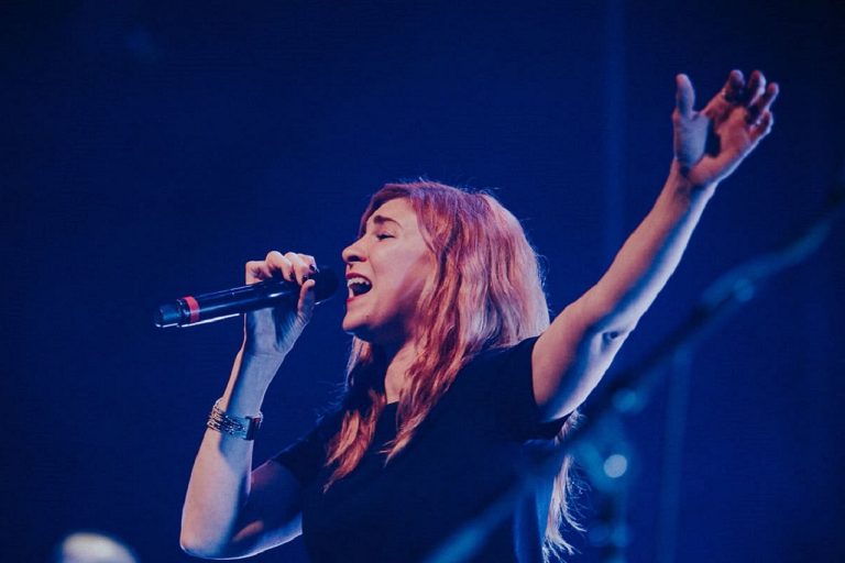 La cantante Kim Walker Smith, cuyos videos tienen millones de visitas, dijo que se dio cuenta que había estado viviendo en cajas.