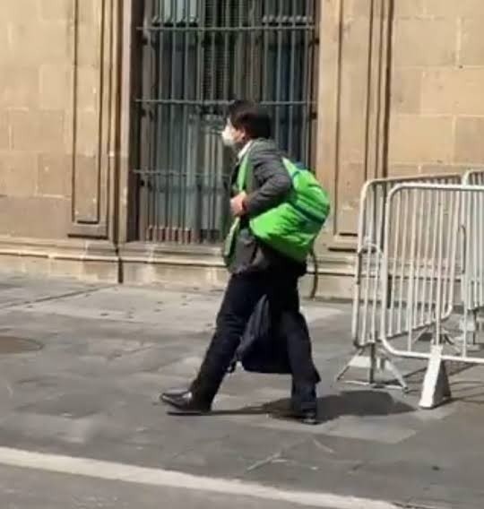 Mario Maldonado cargando las maletas de Palacio Nacional en plena campana