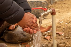La falta de agua se atribuye a conflictos de intolerancia de fe, que han llevado al corte del suministro durante los últimos días.