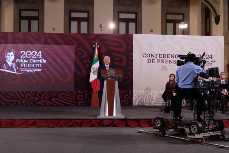 El primer funcionario en posar con una playera satánica. fue Jenaro Villamil, quien es el encargado de los contenidos en Canal 22, Canal 11 y el Sistema Nacional de Radiodifusión del Estado Mexicano.