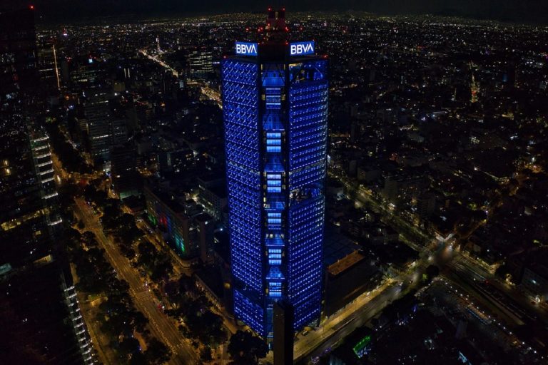 BBVA México ha implementado un certificado digital para 2.7 millones de clientes preaprobados, simplificando el proceso.