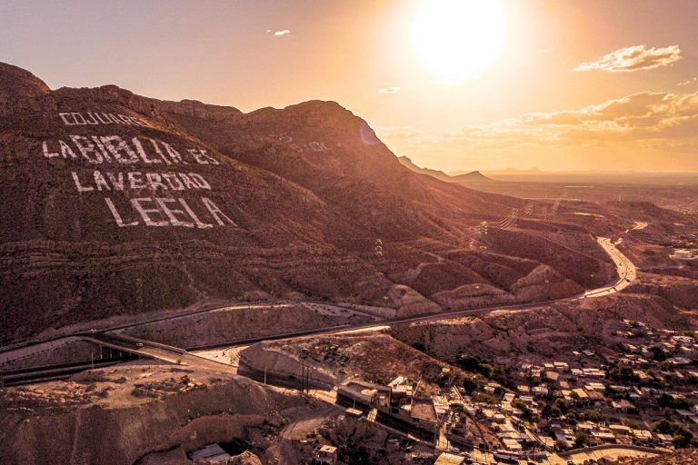 Durante la pinta, el alcalde Cruz Pérez Cuéllar subió al cerro para ayudar a pintar algunas letras y saludar a miles de asistentes.