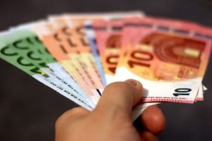 Hay muchas explicaciones que dan las iglesias para mantener fuertes sumas de dinero acumuladas, hay varias preguntas, deben o no pagar impuestos.