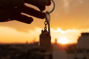 El bróker inmobiliario puede ayudarte a evaluar el valor de una propiedad al compararla con otras parecidas en la misma zona.