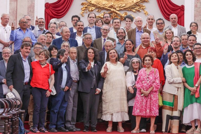 Un grupo de más de 200 intelectuales, entre los que destacan Enrique Krauze, Héctor Aguilar Camín, Angeles Mastretta, Roger Bartra, llama a votar por Xóchitl Gálvez.