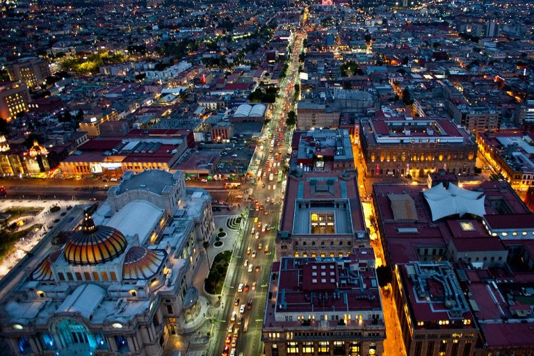 Complica la situación la desaparición de los partidos políticos con bases doctrinarias y la consolidación de proyectos políticos basados en grupos de intereses.