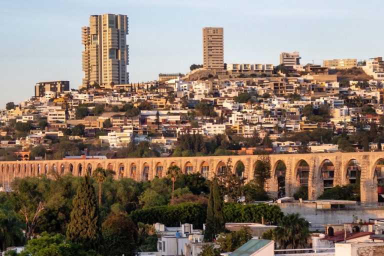 Plaza Paseo Querétaro se localiza en la zona colindante al antiguo aeropuerto de la ciudad y se considera el mayor desarrollo comercial.